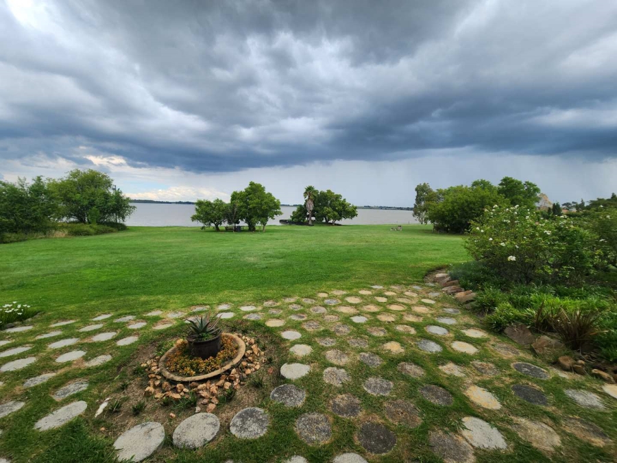 6 Bedroom Property for Sale in Oranjeville Free State